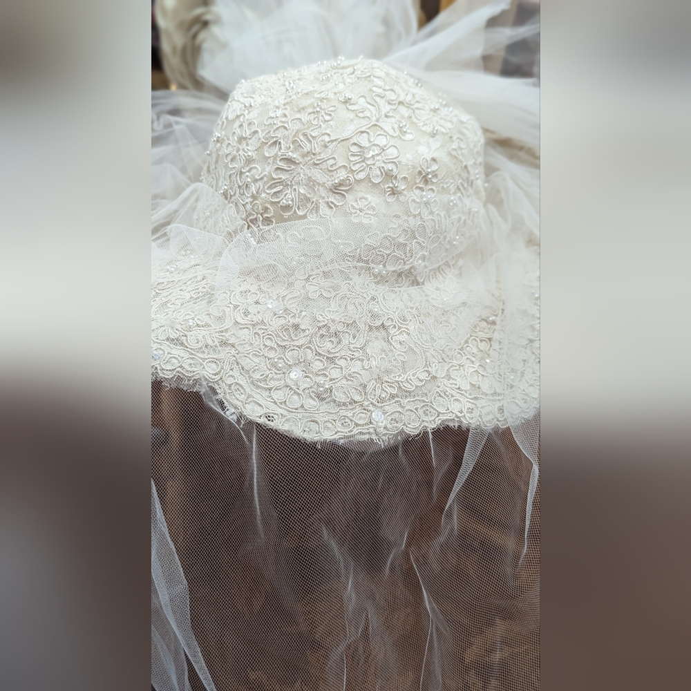 Ivory wedding hat with short front facial veil